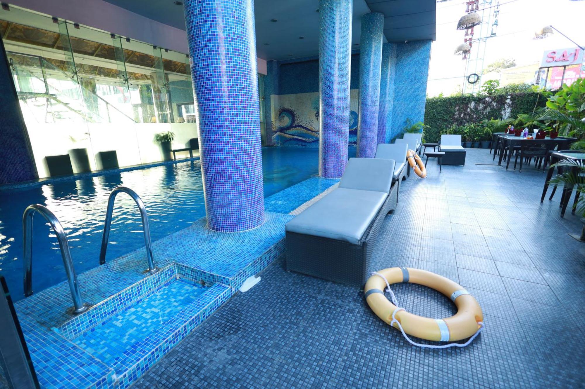 Saj Luciya -A Classified 4 Star Hotel Тривандрум Экстерьер фото