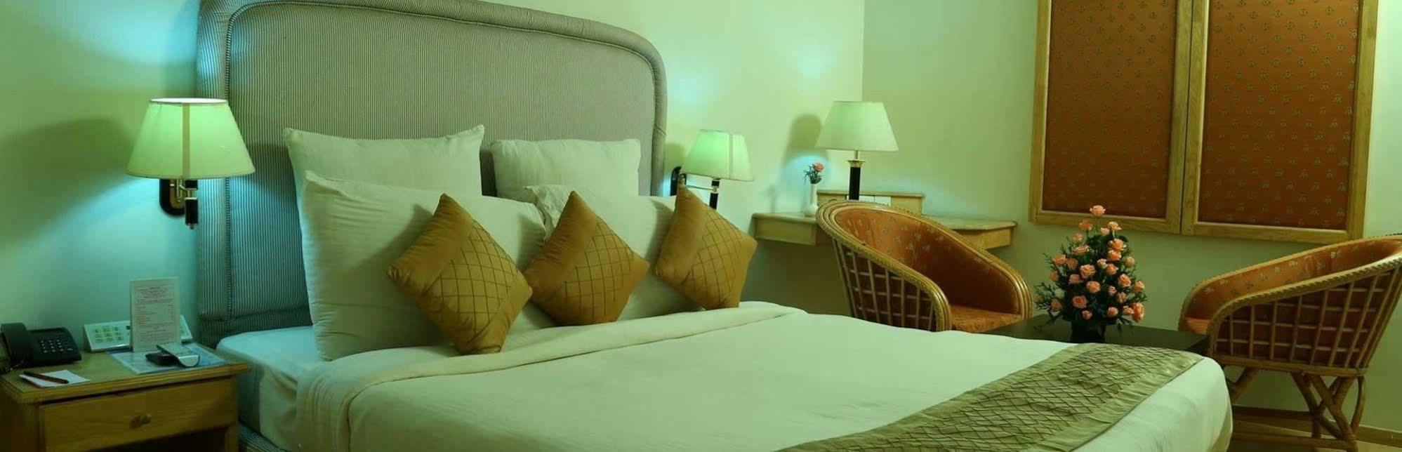 Saj Luciya -A Classified 4 Star Hotel Тривандрум Экстерьер фото